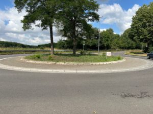 Mehr über den Artikel erfahren Bunte Neugestaltung des Kreisels: Blumen für Blumenberg